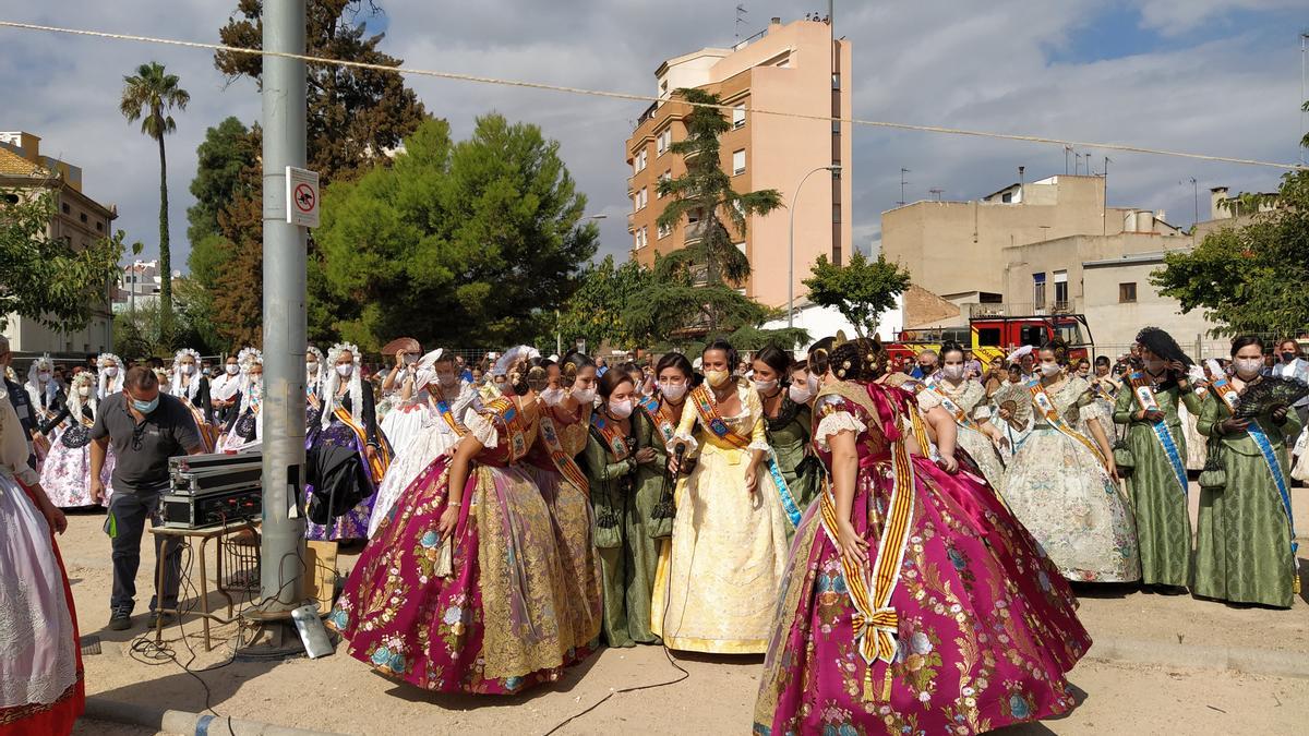 La reina fallera, Elena Pastor, y su corte se han encargado de dar la señal de inicio de la mascletà.