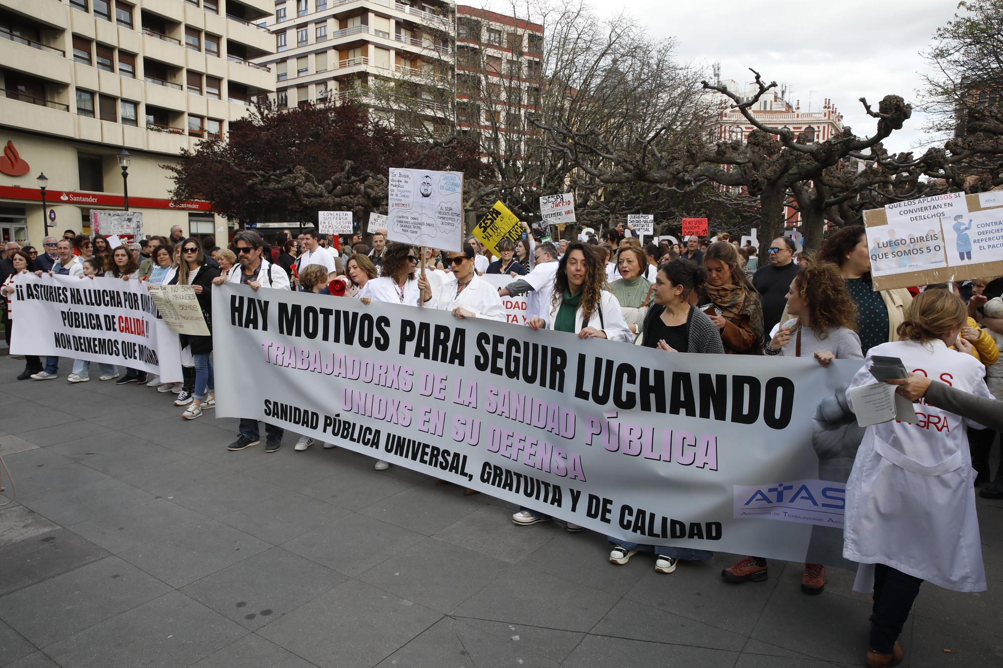 En imágenes: Los sanitarios se manifiestan en Gijón al grito de "no queremos más dinero, queremos mejores condiciones laborales"