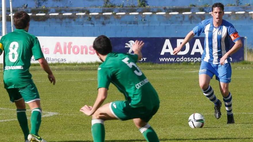 Pantiga busca el pase, en el partido del pasado domingo ante el Covadonga.