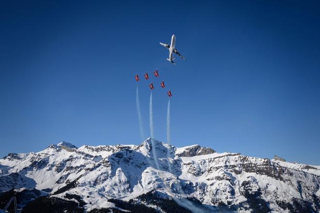 Aviones de combate de la Patrouille Suisse y un avión comercial de Swiss International Air Lines vuelan sobre las montañas durante la Copa del Mundo de esquí en Wengen.