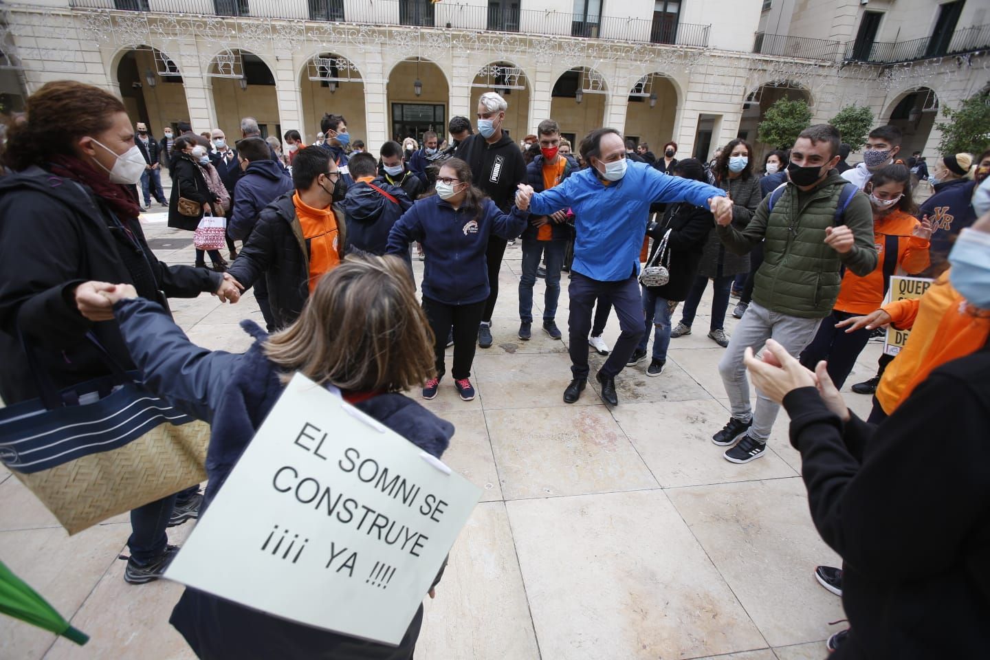 Protesta frente ayuntamiento Alicante retraso obras Edificat