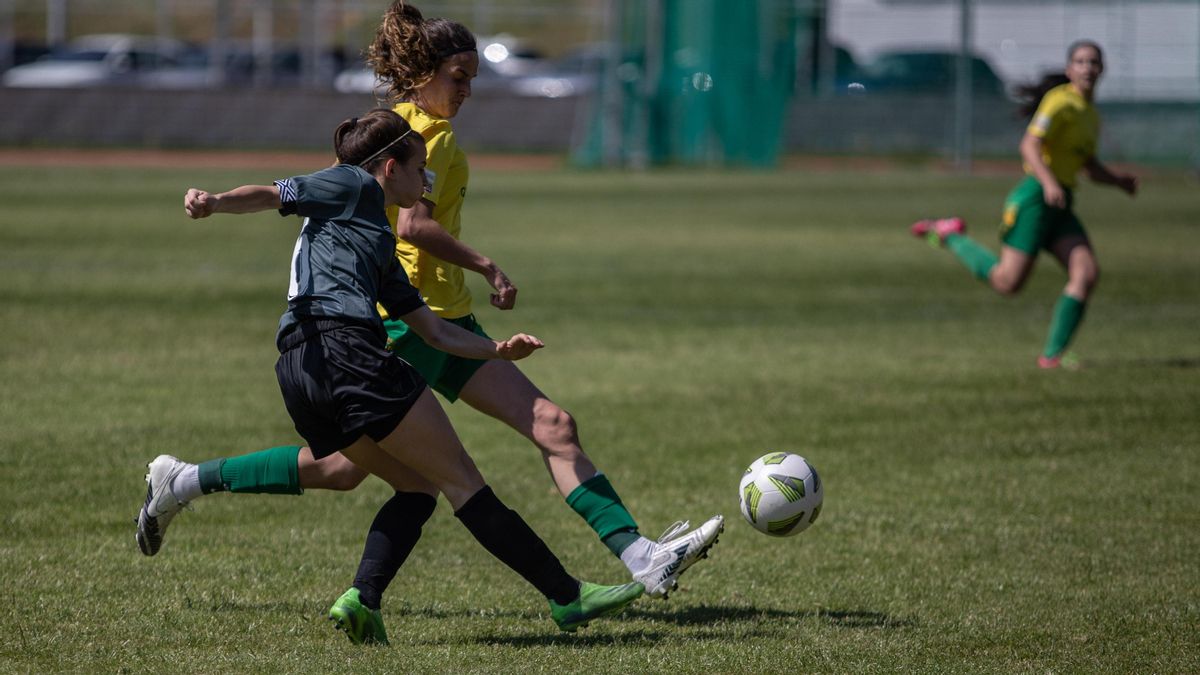 Lucía Rodríguez disputa el balón con una jugadora del Rayo.