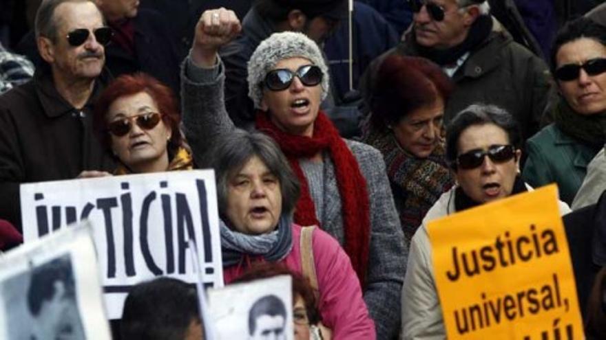 Decenas de personas manifiestan su apoyo a Garzón frente al Supremo