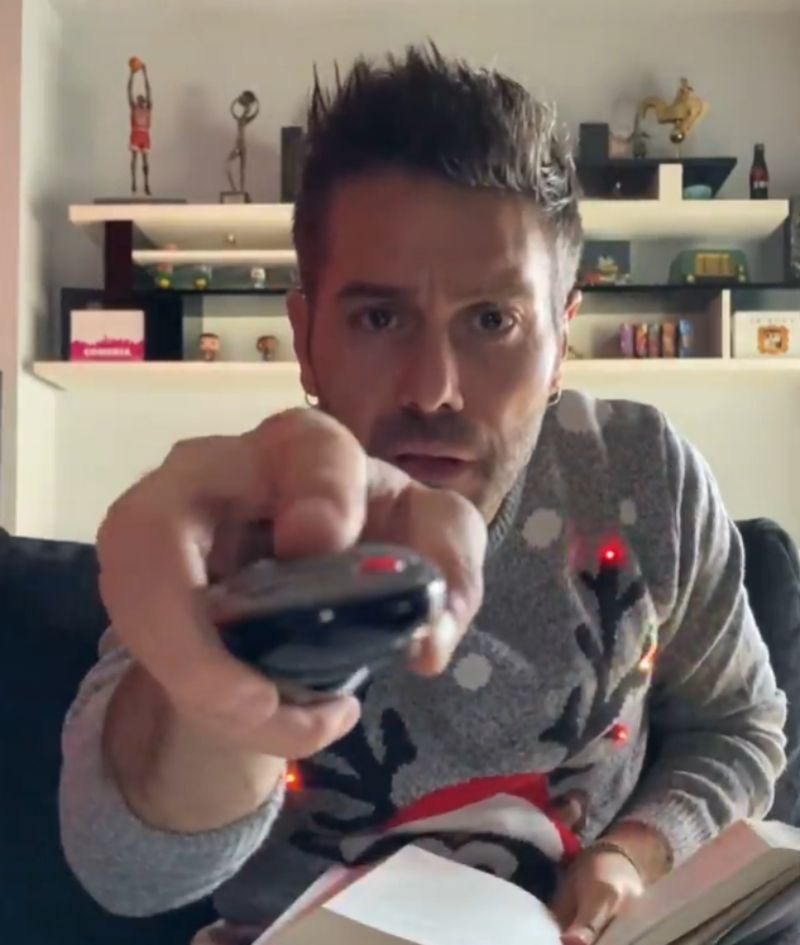 Dani Martínez en el salón de su casa