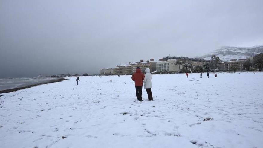 Una fuerte nevada pinta de blanco la costa de Alicante