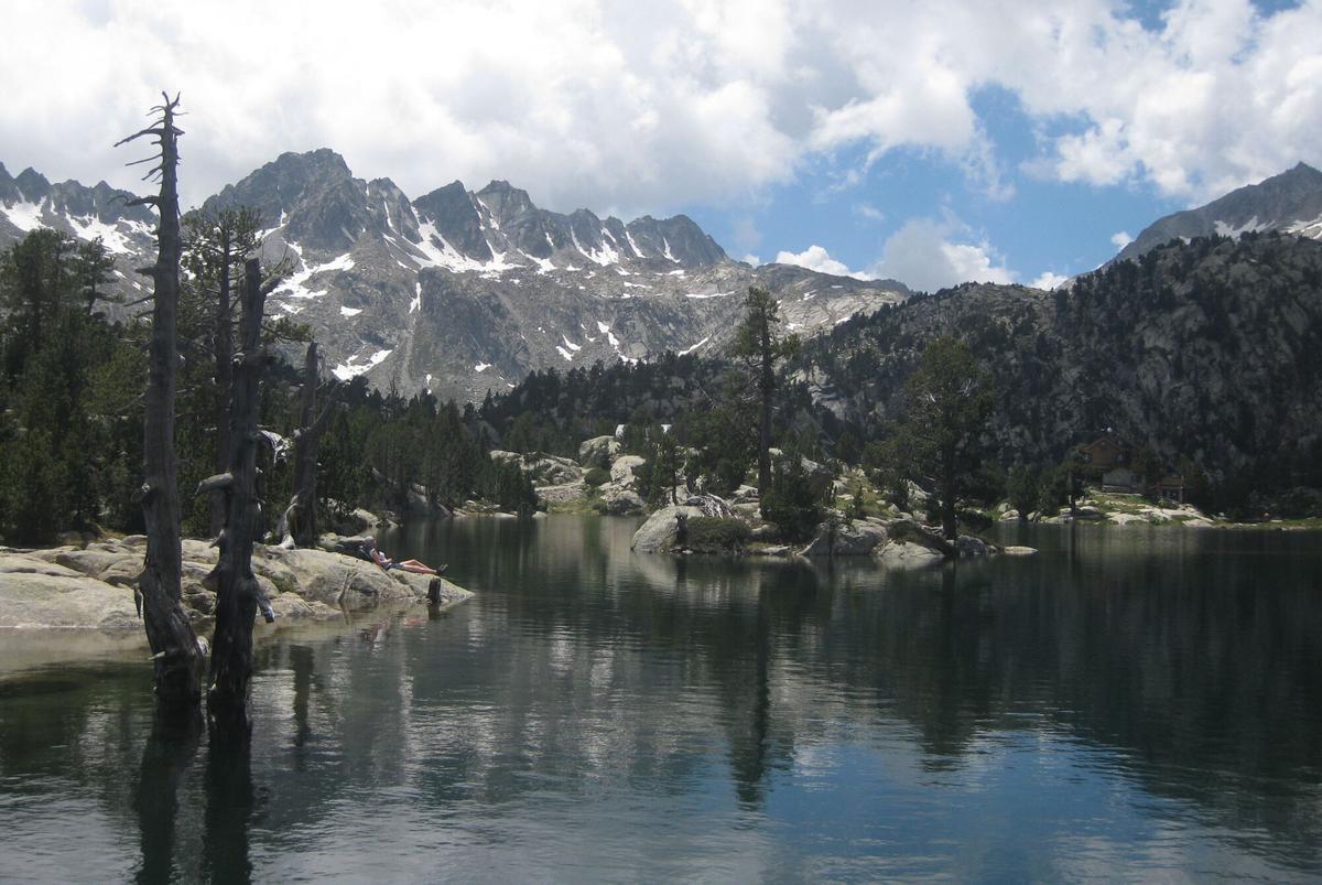 El llac Estany Tort de Peguera.