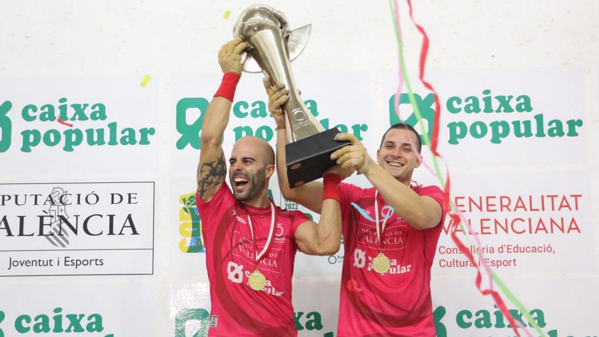Ian i Brisca, amb la Copa Caixa Popular de raspall que van guanyar també ara fa dos anys.  | FUNPIVAL