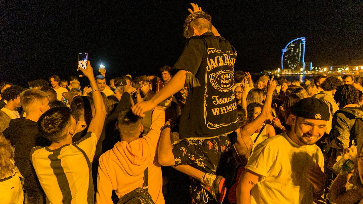 varias personas en una playa de Barcelona.