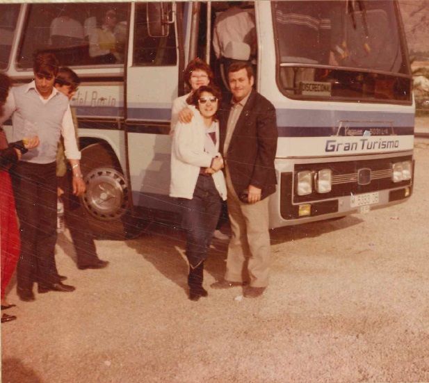 Viaje de Estudios a Francia en los años 80. En la imagen varias profesoras del Cánovas y el alumnado son escoltados por el vigilante jurado Paco Nevado