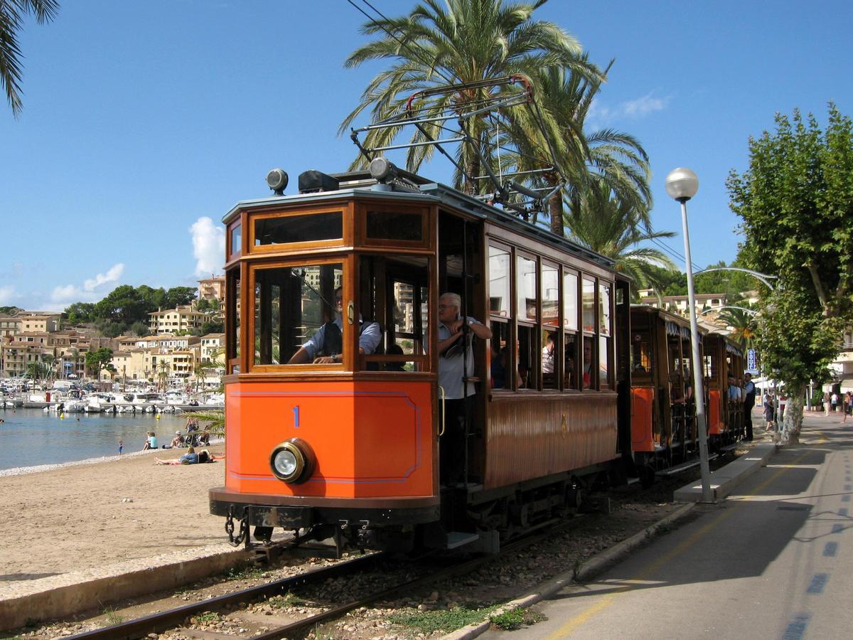 El histórico tranvía de Sóller conecta el pueblo con el puerto.