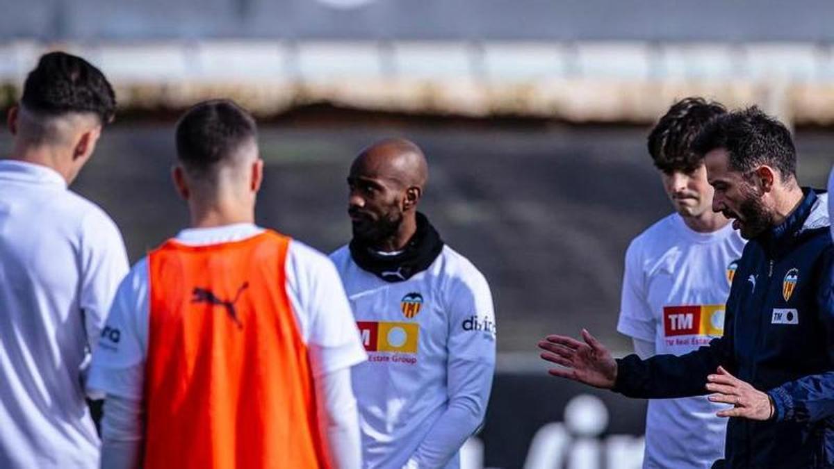 El entrenador del Valencia CF, Carlos Corberán, habla al grupo antes del comienzo de la sesión de este jueves