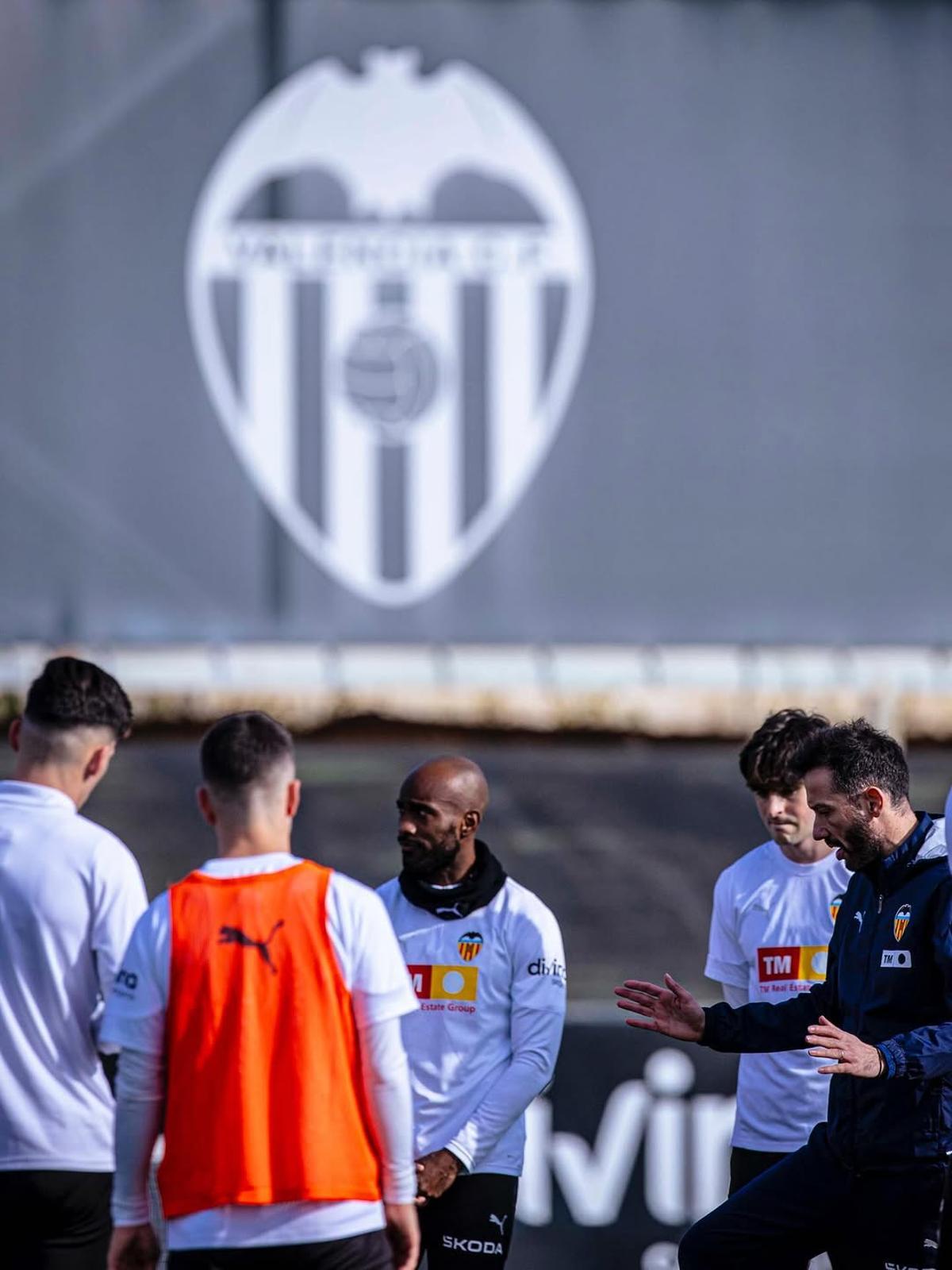 El entrenador del Valencia CF, Carlos Corberán, habla al grupo antes del comienzo de la sesión de este jueves