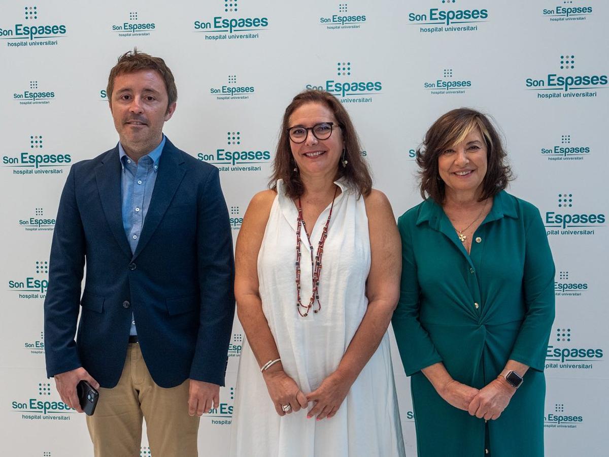 El director del Ib-Salut, Javier Ureña; la consellera de Salud, Manuela García; y la gerente de Son Espases, Cristina Granados.