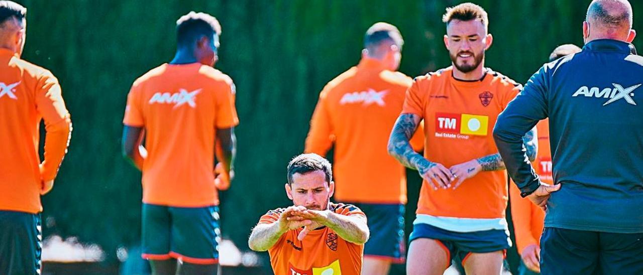 Los jugadores del Elche, durante el entrenamiento en el campo Díez Iborra.