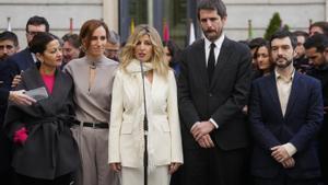 -FOTODELDIA- MADRID, 06/12/2023.- La líder de Sumar, vicepresidenta segunda y ministra de Trabajo y Economía Social Yolanda Díaz (c), acompañada de los ministros y diputados de su grupo Sira Rego (i-d), Mónica García, Ernest Urtasun y Pablo Bustindy, realiza declaraciones a la prensa en el exterior del Congreso este miércoles, día en el que las Cortes celebran el 45 aniversario de la Constitución. Podemos anunció ayer que sus cinco diputados abandonaban Sumar para unirse al Grupo Mixto. EFE/ Borja Sanchez-Trillo