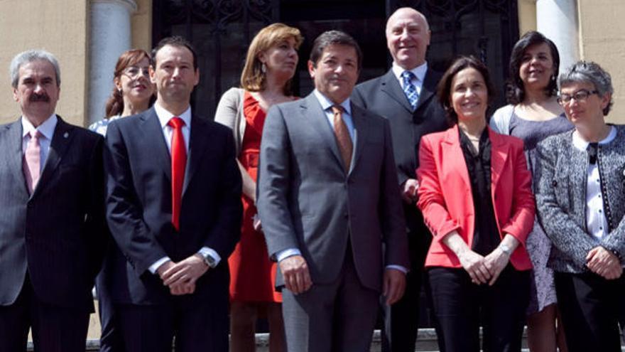 El nuevo Gobierno posa ante la sede de la Presidencia. Miki López