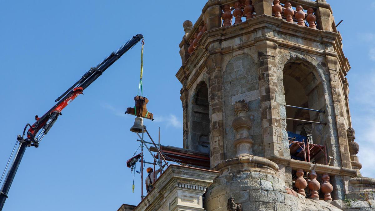 Instalación de las campanas recién restauradas en el campanario de la Basílica de Santa Maria de Mataró