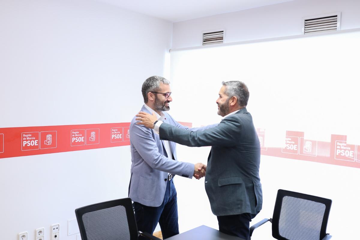 Francisco Lucas y Miguel López Abad se reunieron ayer en la sede del PSOE de Murcia.