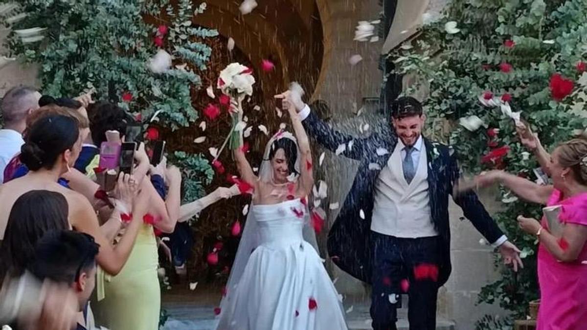 Sergi García y su novia, a la salida de la iglesia tras darse el sí quiero