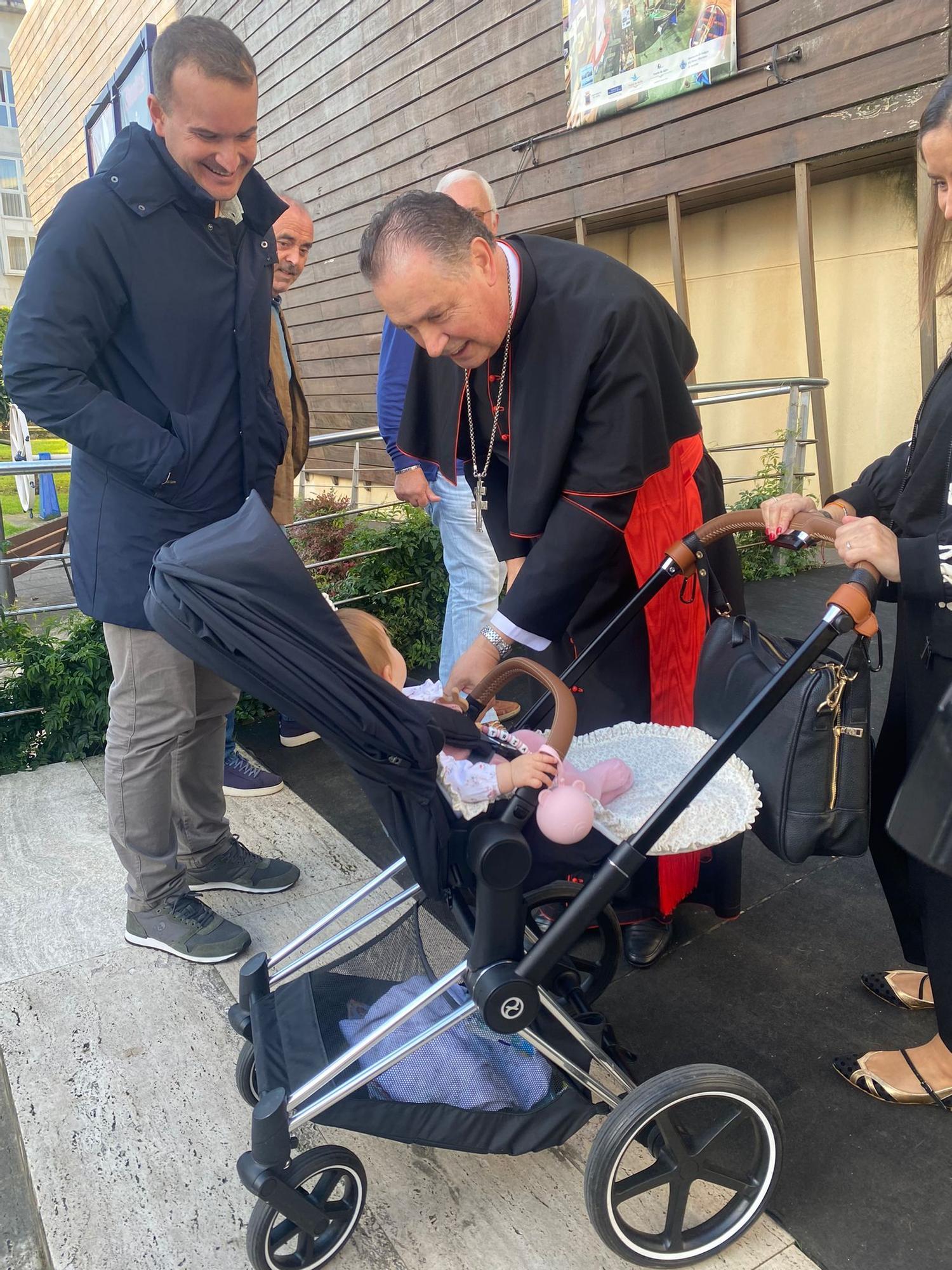 El cardenal Ángel  Fernández Artime recibe el título de Hijo Predilecto de Asturias en Luanco (Gozón)