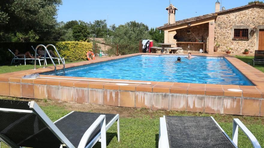 La piscina d&#039;una casa de turisme rural de Monells |