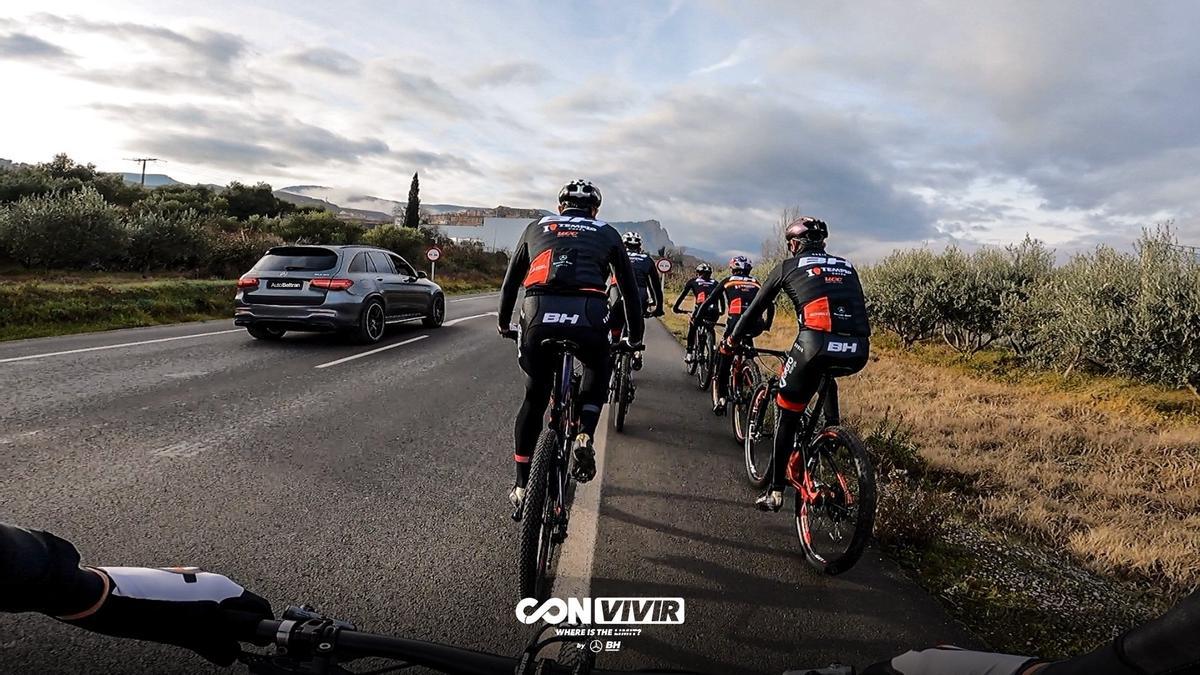 Ciclismo.- Coloma y el proyecto 'Con(vivir)' de WITL recuerdan la distancia en los adelantamientos a los ciclistas