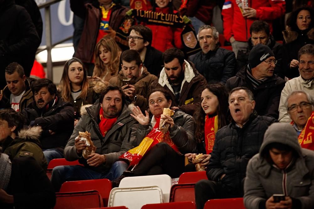 Aficionados en El Molinón durante el España-Israel