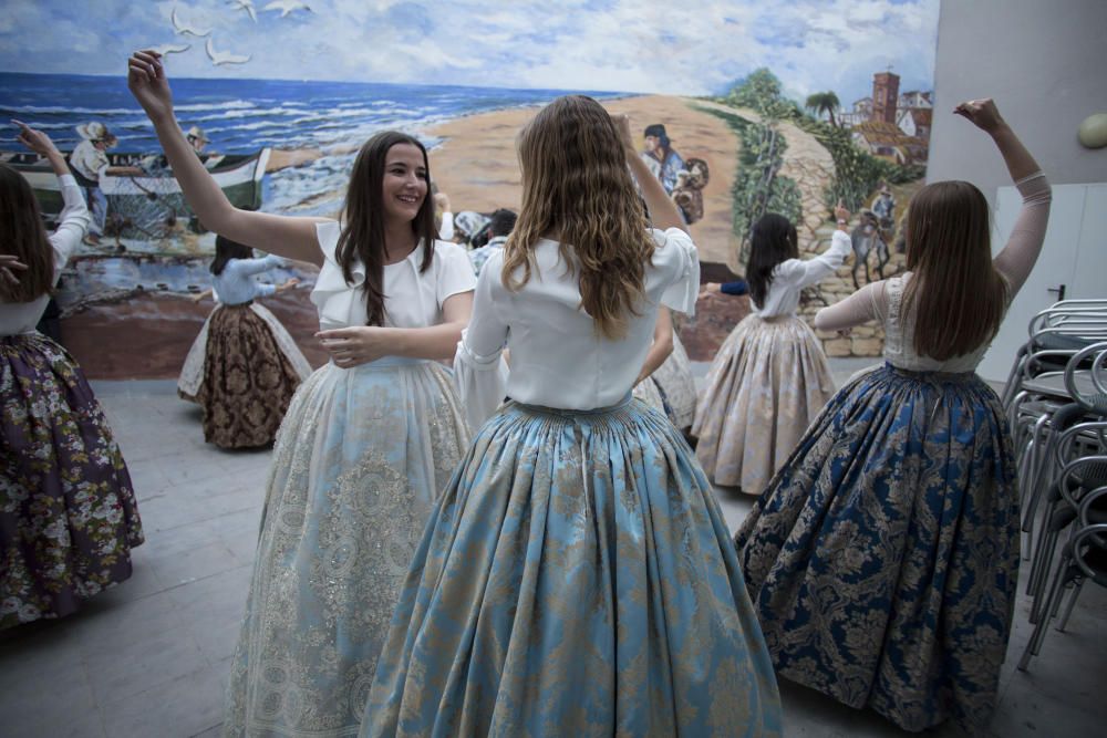 Ensayo de la Dansà con la fallera mayor y la corte