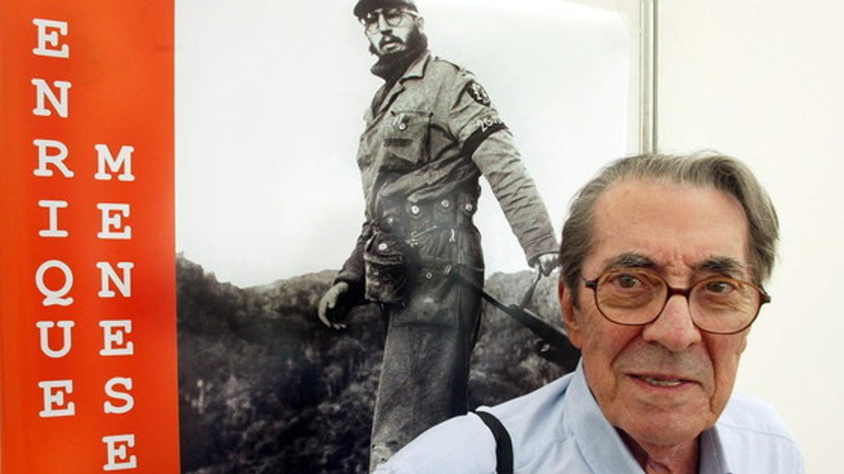 El reportero gráfico Enrique Meneses, en un encuentro sobre fotoperiodismo, en Gijón, en el 2004.