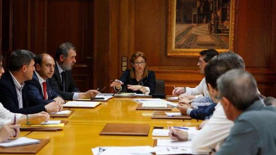 Mesa del diálogo social en la Diputación con diputados y representantes de CEOE y sindicatos para debatir los planes de empleo. Foto L. O. Z.