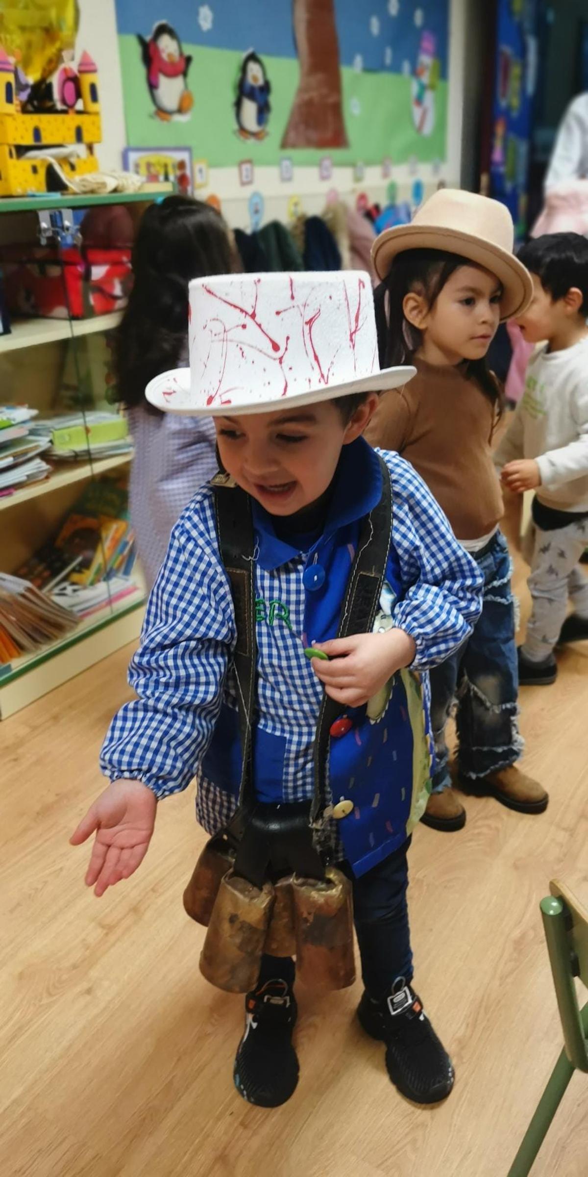 El Toro de Carnaval de Morales entra en las aulas