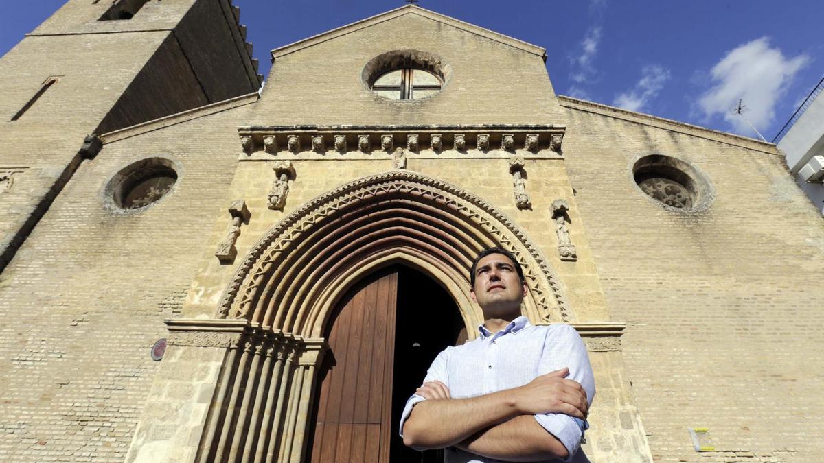 Jonathan Ruiz Jaramillo, autor del estudio, ante la iglesia de Santa Marina. / José  Luis Montero
