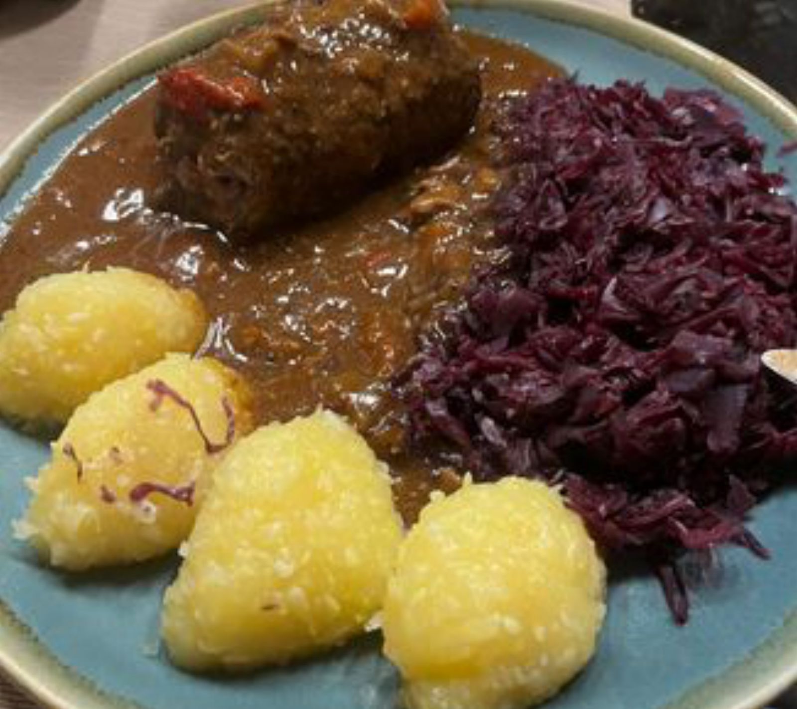 Rindsroulade mit Rotkohl und Klößen.   | FOTO: SALZA