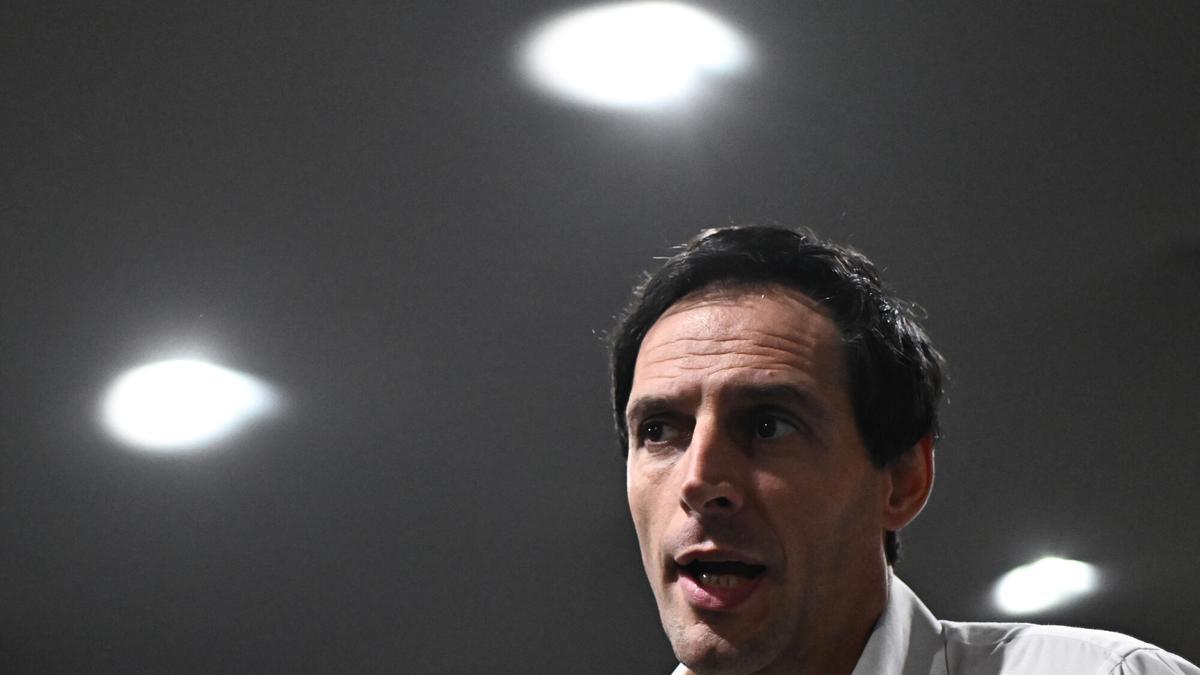 El comisario de la Unión Europea para el Clima, Wopke Hoekstra, habla durante un encuentro en el Centro de Convenciones Hangar durante la COP30, en Belém (Brasil).