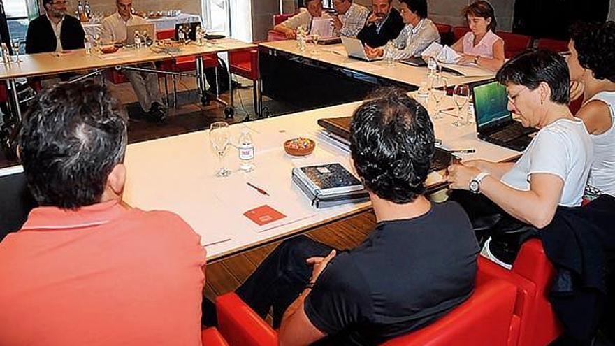 El equipo de Gobierno de la Universidad reunido ayer en la Casa das Campás.