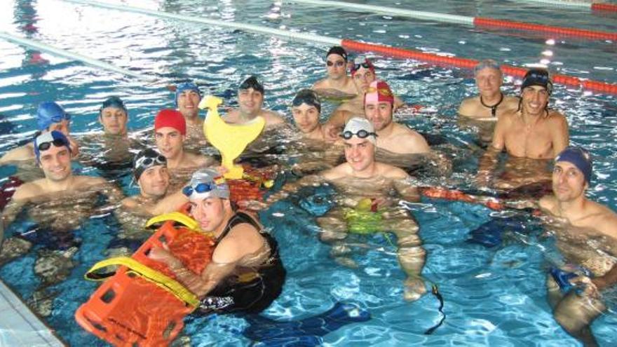 Cursillistas en la piscina mancomunada de Antromero.