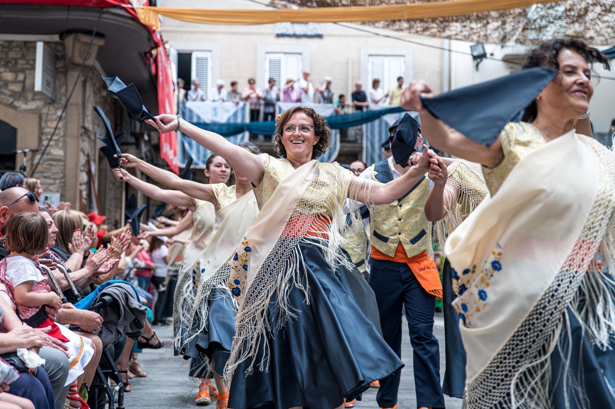 Troba't a les fotos del multitudinari ball de gitanes de Sant Vicenç