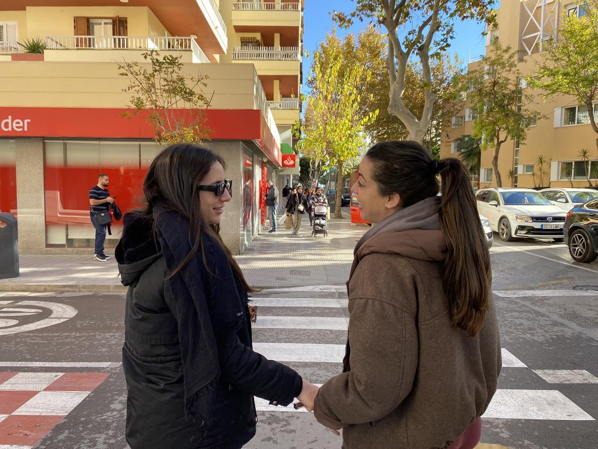 Marta Veinat y Virginia Jurado en Vila durante la jornada del Black Friday.