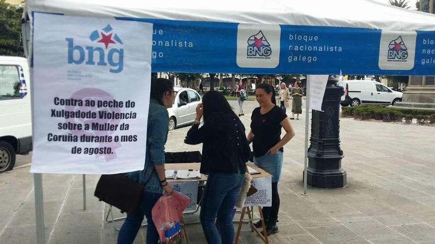 Puesto del BNG, ayer, en el Obelisco.