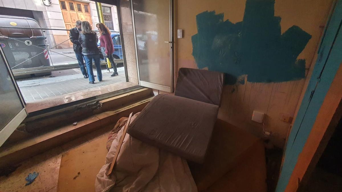 Interior del narcopiso desalojado ayer por los Mossos en el número 26 de la calle Piquer en Poble Sec