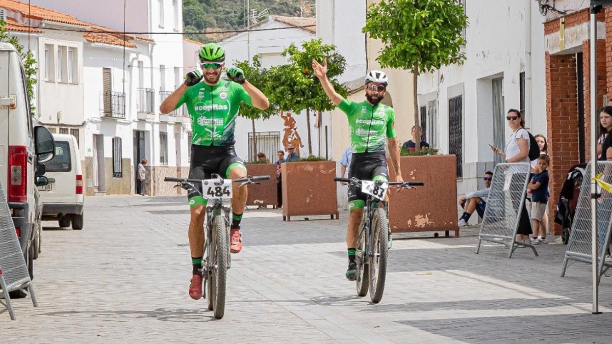 Adrián González y Marcos García, a la llegada en Serradilla.