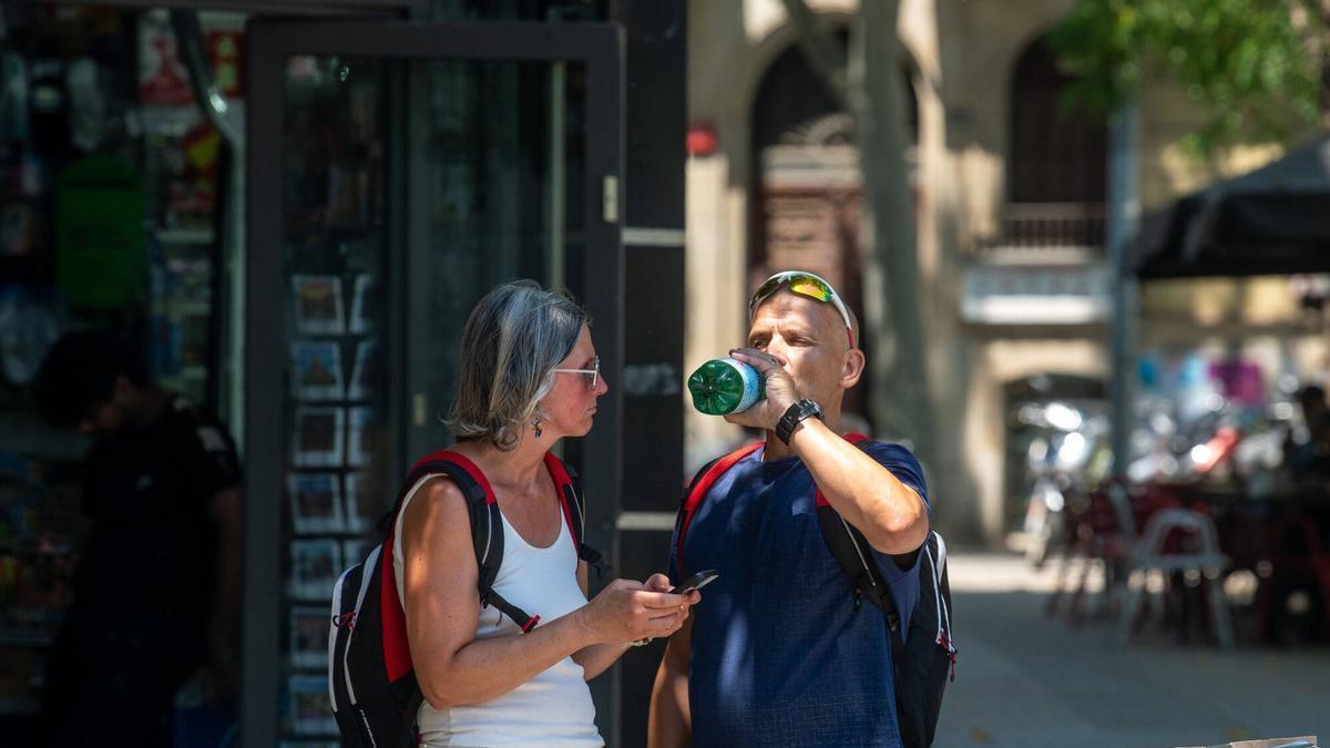 Un hombre bebiendo agua. Ola de calor. Barcelona, 6 de julio de 2026. Foto: Belén González/ EP