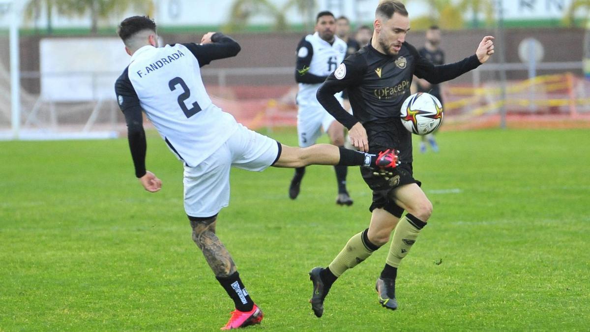 Andrada levanta los tacos para intentar frenar la carrera que acabó con el gol de Cristian Herrera.