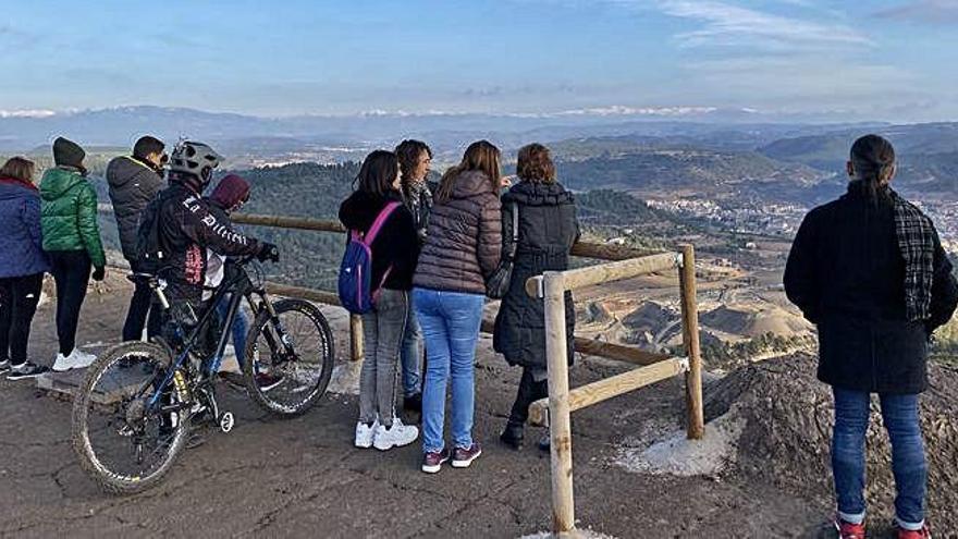 Veïns de Sallent pugen al runam del Cogulló en una jornada de portes obertes