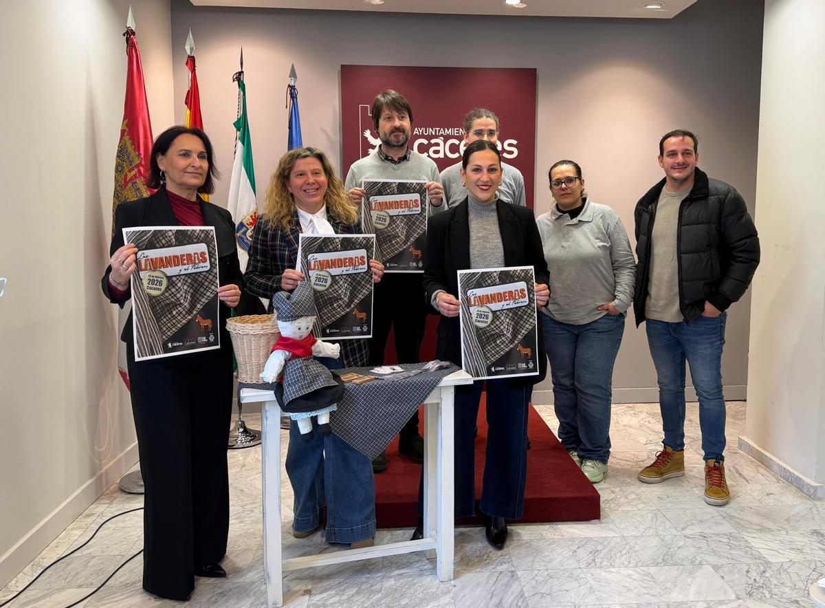Presentación de la fiesta de Las Lavanderas y el Febrero en el Ayuntamiento de Cáceres, este martes.