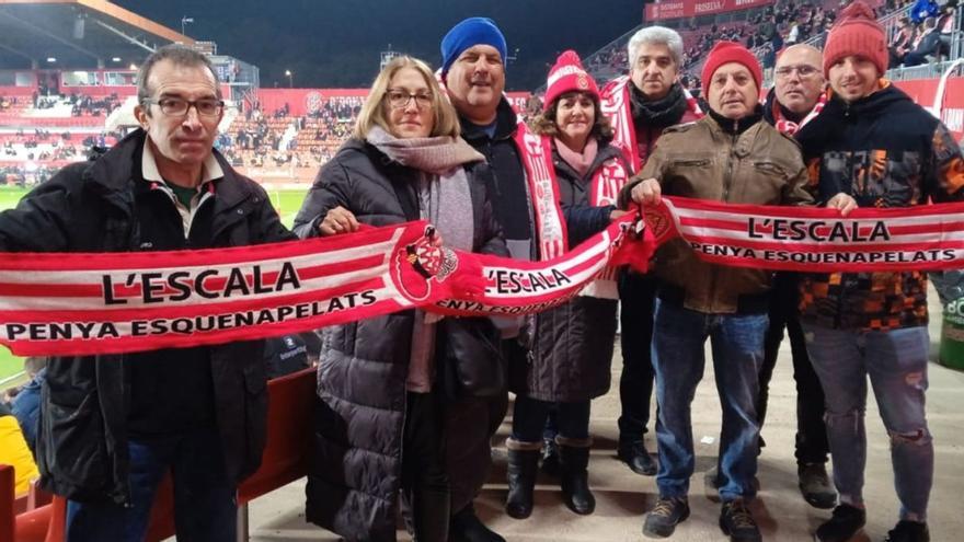 Un grup de socis de la Penya Esquenapelats, al Gol Nord de l’Estadi de Montilivi, en un partit d’aquesta temporada. | CEDIDA