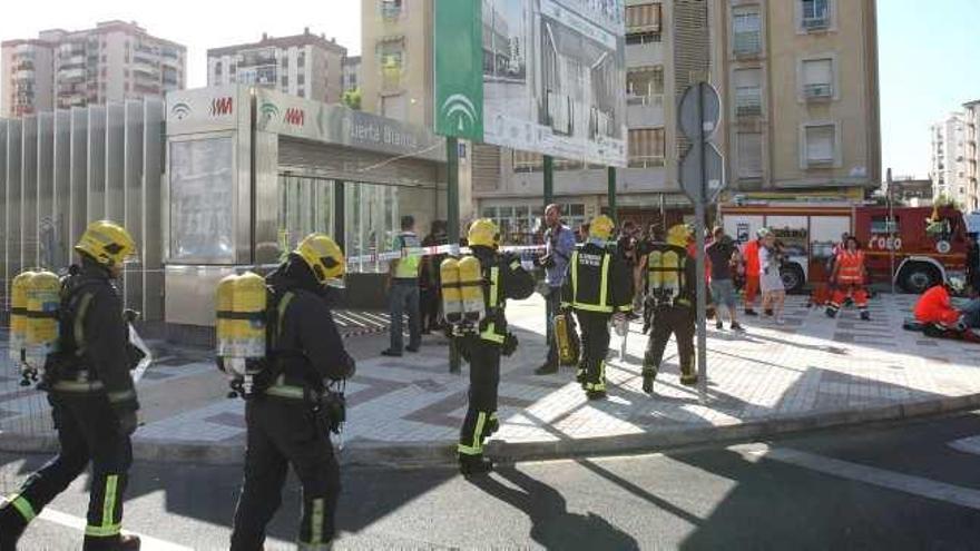 Varios bomberos se dirigen hacia la estación de Puerta Blanca para participar en el simulacro.