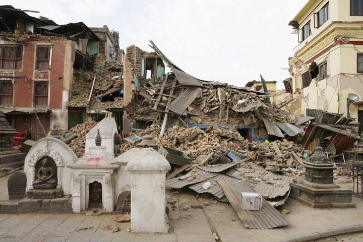 Daños del templo Syambhunaath Stupa tras en terremoto en Nepal