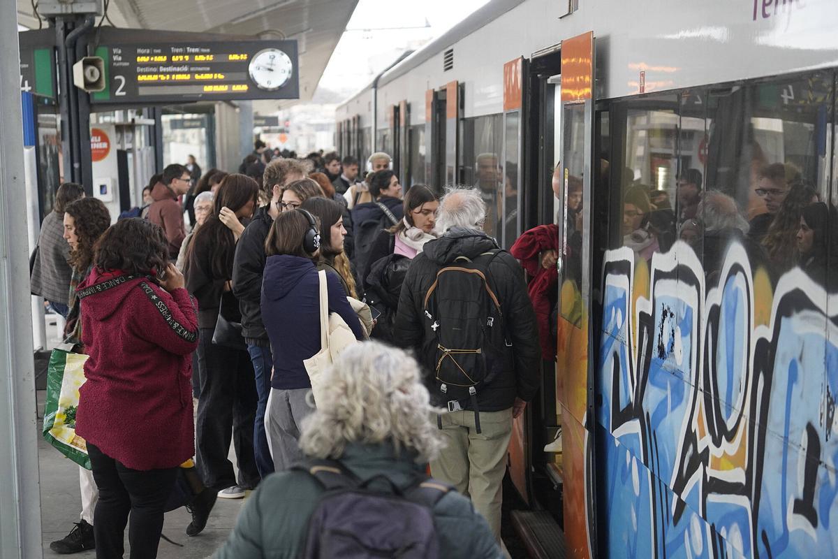 Les imatges de l'estació de Rodalies en un nou dia de caos al servei
