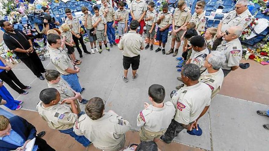 Un grup de Boy Scouts s&#039;aturen al memorial dels cinc agents morts